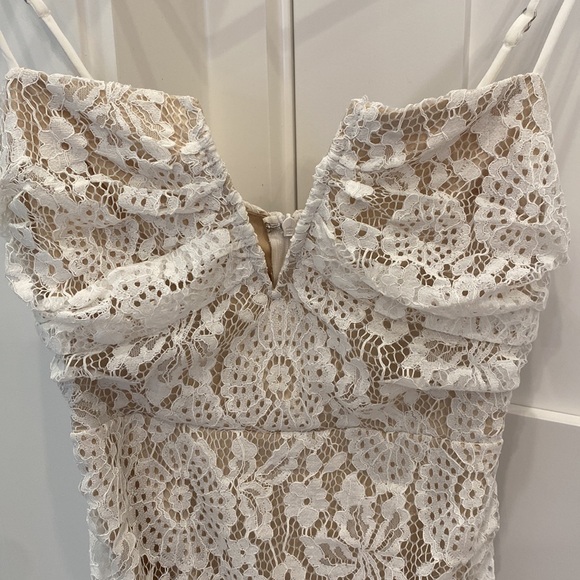 Selfie Leslie Shea V-Bust Ruched Lace Mini Dress White Small NWT SOLD OUT - Picture 6 of 10
